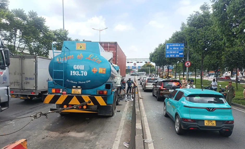 Xe bồn tông đuôi xe container dừng đèn đỏ ở cửa ngõ TPHCM, tài xế kẹt trong cabin Xe bồn tông đuôi xe container dừng đèn đỏ ở cửa ngõ TPHCM, tài xế kẹt trong cabin