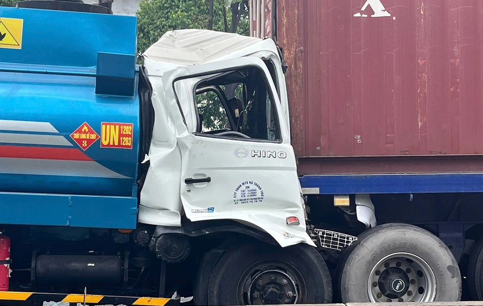 Xe bồn tông đuôi xe container dừng đèn đỏ ở cửa ngõ TPHCM, tài xế kẹt trong cabin Xe bồn tông đuôi xe container dừng đèn đỏ ở cửa ngõ TPHCM, tài xế kẹt trong cabin