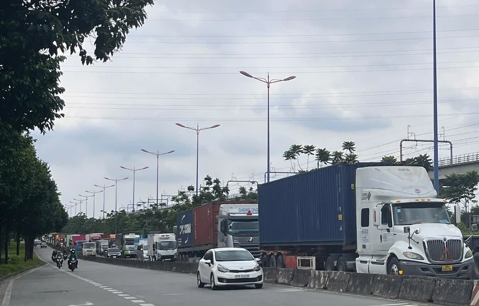 Xe bồn tông đuôi xe container dừng đèn đỏ ở cửa ngõ TPHCM, tài xế kẹt trong cabin Xe bồn tông đuôi xe container dừng đèn đỏ ở cửa ngõ TPHCM, tài xế kẹt trong cabin