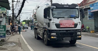 Xe bồn treo biển “phục vụ mở rộng cao tốc” cán chết người ở TPHCM