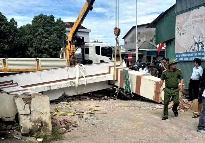 Xe cẩu va sập cổng làng làm bé trai bị đứt lìa cánh tay Xe cẩu va sập cổng làng làm bé trai bị đứt lìa cánh tay