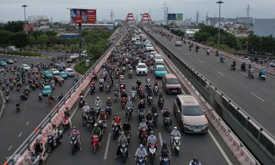 Xe cháy trên cầu Bình Lợi, ùn tắc hơn một km Xe cháy trên cầu Bình Lợi, ùn tắc hơn một km
