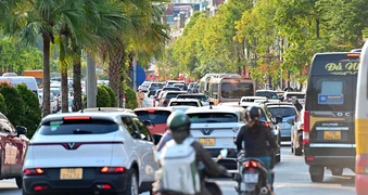 Xe cộ ken đặc, đường phố Quảng Ninh kẹt cứng ngày đầu nghỉ lễ