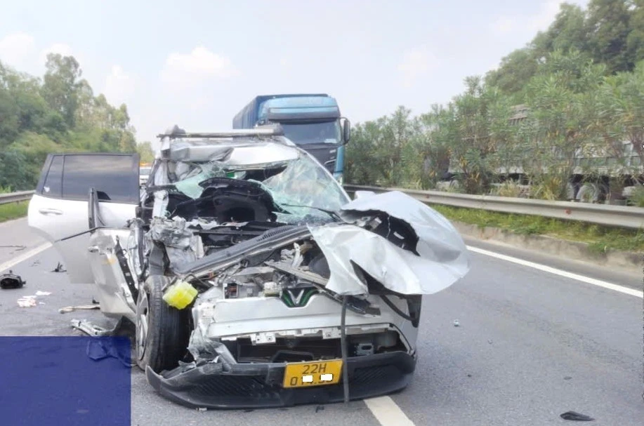 Xe con vỡ nát sau khi đâm đuôi xe đầu kéo trên cao tốc Nội Bài - Lào Cai Xe con vỡ nát sau khi đâm đuôi xe đầu kéo trên cao tốc Nội Bài - Lào Cai