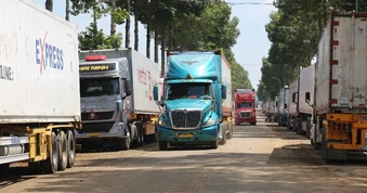 Xe container chở sầu riêng không còn xếp hàng chờ kiểm định ở Đồng Nai