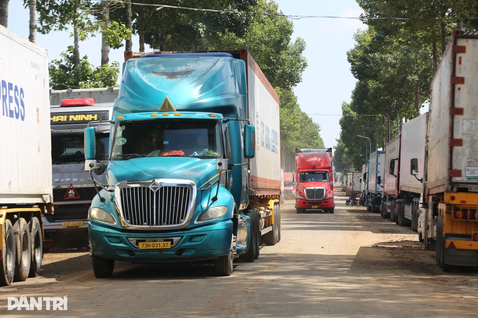 Xe container chở sầu riêng không còn xếp hàng chờ kiểm định ở Đồng Nai Xe container chở sầu riêng không còn xếp hàng chờ kiểm định ở Đồng Nai
