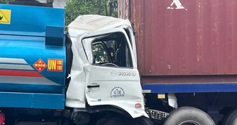 Xe container đang dừng đèn đỏ thì bị tông, gây ùn tắc hơn 1 km