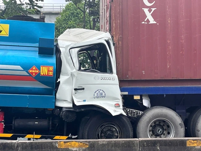 Xe container đang dừng đèn đỏ thì bị tông, gây ùn tắc hơn 1 km Xe container đang dừng đèn đỏ thì bị tông, gây ùn tắc hơn 1 km