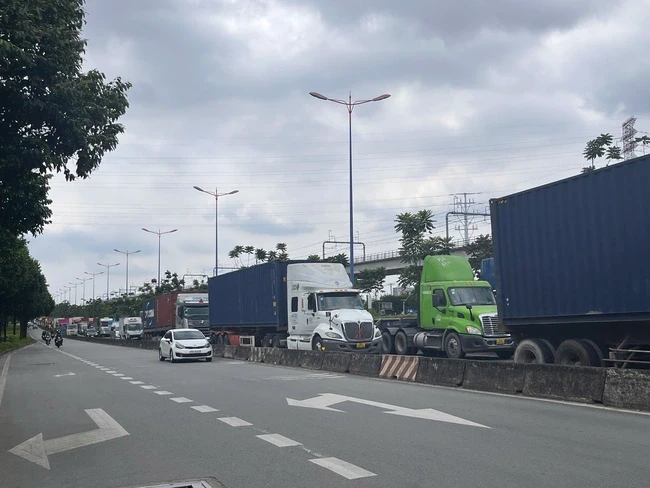 Xe container đang dừng đèn đỏ thì bị tông, gây ùn tắc hơn 1 km Xe container đang dừng đèn đỏ thì bị tông, gây ùn tắc hơn 1 km