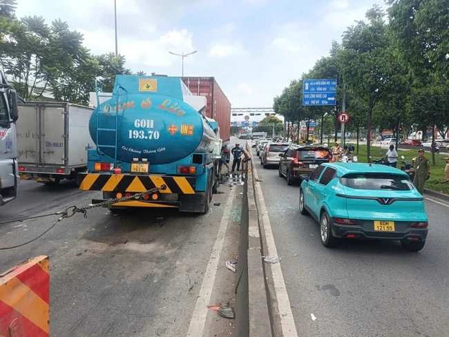 Xe container đang dừng đèn đỏ thì bị tông, gây ùn tắc hơn 1 km Xe container đang dừng đèn đỏ thì bị tông, gây ùn tắc hơn 1 km