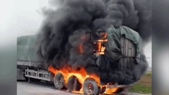 Xe đầu kéo bốc cháy ngùn ngụt trên đường ven biển Nghệ An