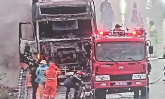 Xe đầu kéo bốc cháy tại cao tốc Nha Trang - Cam Lâm