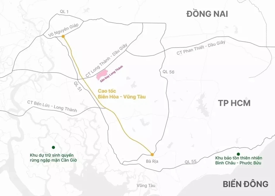 Xe đầu kéo bốc cháy trên cao tốc, bánh văng trúng ôtô phía sau Xe đầu kéo bốc cháy trên cao tốc, bánh văng trúng ôtô phía sau