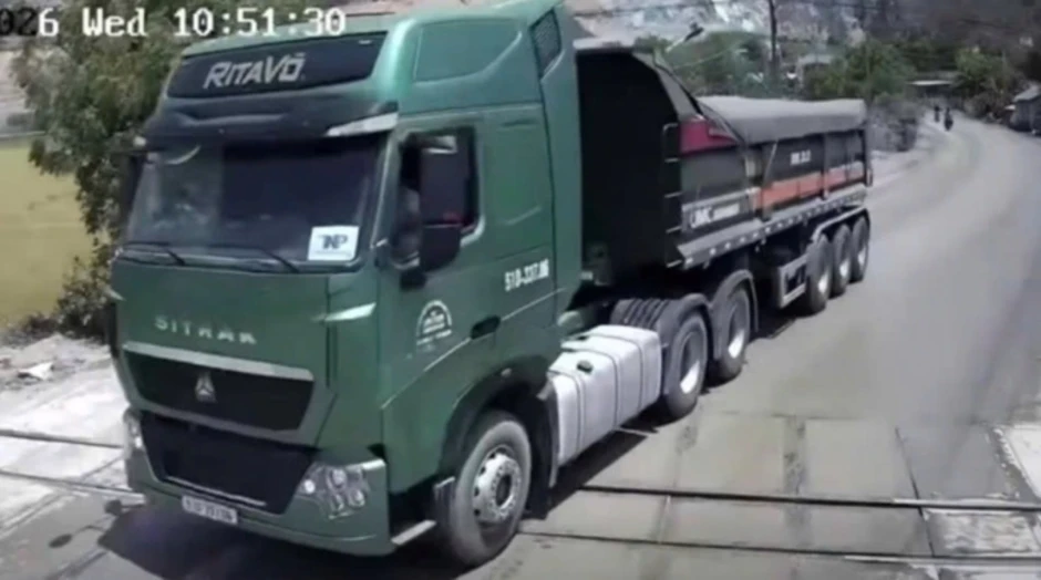 Xe đầu kéo vượt đèn đỏ, tông hỏng gác chắn đường sắt Xe đầu kéo vượt đèn đỏ, tông hỏng gác chắn đường sắt