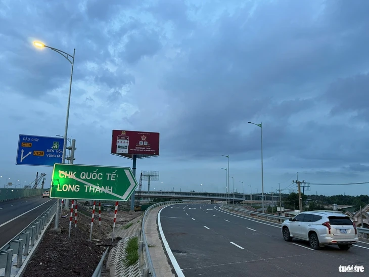 Xe đi cao tốc TP.HCM - Long Thành đã bắt đầu đi tuyến T2 để vào cao tốc Biên Hòa - Vũng Tàu Xe đi cao tốc TP.HCM - Long Thành đã bắt đầu đi tuyến T2 để vào cao tốc Biên Hòa - Vũng Tàu