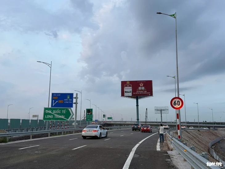 Xe đi cao tốc TP.HCM - Long Thành đã bắt đầu đi tuyến T2 để vào cao tốc Biên Hòa - Vũng Tàu Xe đi cao tốc TP.HCM - Long Thành đã bắt đầu đi tuyến T2 để vào cao tốc Biên Hòa - Vũng Tàu