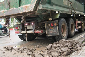 Xe 'hổ vồ' làm rơi vãi bùn đất trên đường, tài xế và chủ xe bị phạt hơn 34 triệu