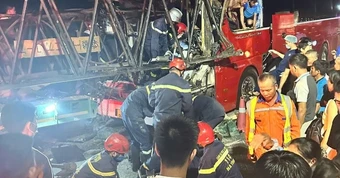 Xe khách 'găm' chặt đuôi xe đầu kéo trên cao tốc, tài xế tử vong