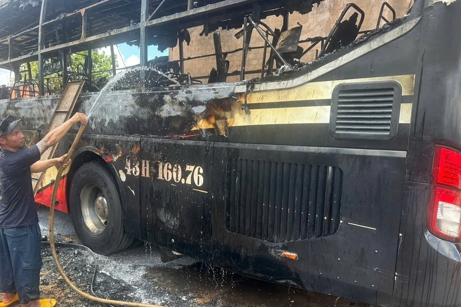 Xe khách giường nằm bốc cháy dữ dội trong gara sửa chữa Xe khách giường nằm bốc cháy dữ dội trong gara sửa chữa