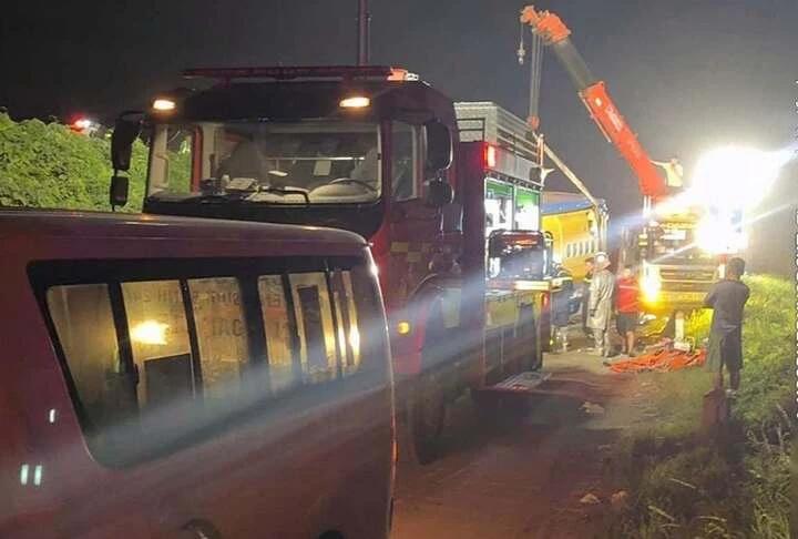 Xe khách lao khỏi cao tốc, 4 người tử vong: Nhân chứng kể phút cứu hơn 10 người mắc kẹt Xe khách lao khỏi cao tốc, 4 người tử vong: Nhân chứng kể phút cứu hơn 10 người mắc kẹt