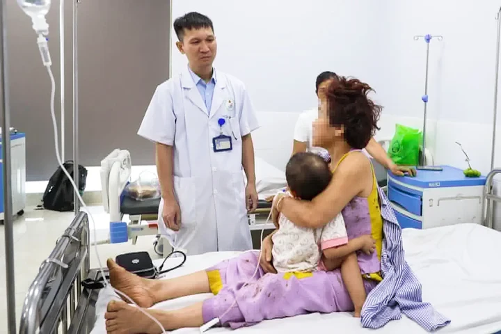 Xe khách lao khỏi cao tốc, 4 người tử vong: Nhân chứng kể phút cứu hơn 10 người mắc kẹt Xe khách lao khỏi cao tốc, 4 người tử vong: Nhân chứng kể phút cứu hơn 10 người mắc kẹt
