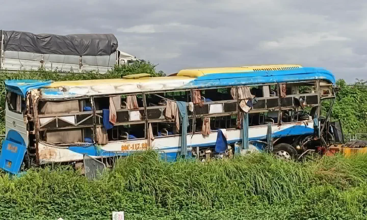 Xe khách lao khỏi cao tốc, 4 người tử vong: Nhân chứng kể phút cứu hơn 10 người mắc kẹt Xe khách lao khỏi cao tốc, 4 người tử vong: Nhân chứng kể phút cứu hơn 10 người mắc kẹt