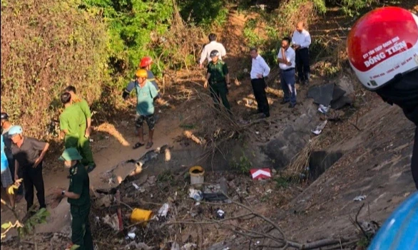 Xe khách lao xuống vực, 4 người chết, nhiều người bị thương Xe khách lao xuống vực, 4 người chết, nhiều người bị thương