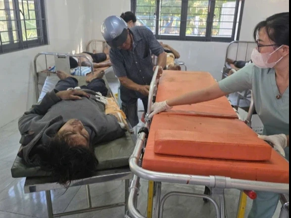 Xe khách lao xuống vực, 4 người chết, nhiều người bị thương Xe khách lao xuống vực, 4 người chết, nhiều người bị thương