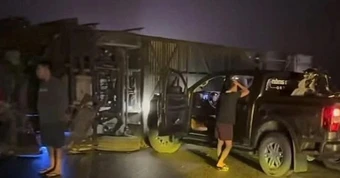 Xe khách lật trên cao tốc Nội Bài - Lào Cai , 5 người bị thương trong tai nạn