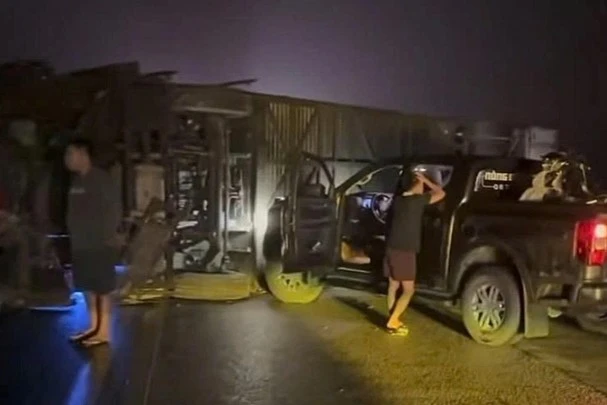 Xe khách lật trên cao tốc Nội Bài - Lào Cai , 5 người bị thương trong tai nạn Xe khách lật trên cao tốc Nội Bài - Lào Cai , 5 người bị thương trong tai nạn