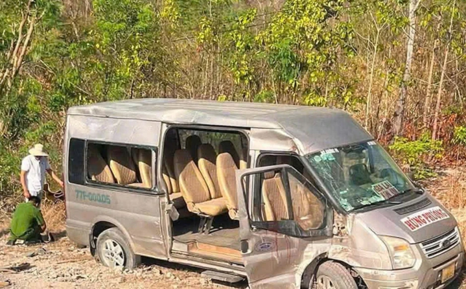 Xe khách lật trên đèo ở Gia Lai, 3 người chết Xe khách lật trên đèo ở Gia Lai, 3 người chết