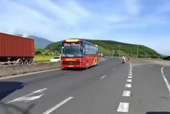 Xe khách liều lĩnh đi lùi ngược chiều trên quốc lộ 1 gần hầm đường bộ ở Huế