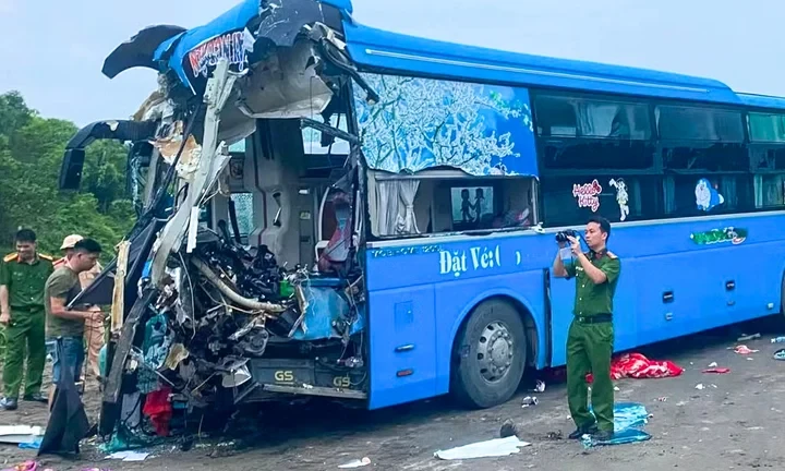 Xe khách tông đuôi ô tô tải trên cao tốc Nội Bài - Lào Cai, 4 người thương vong Xe khách tông đuôi ô tô tải trên cao tốc Nội Bài - Lào Cai, 4 người thương vong