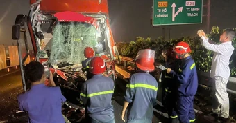 Xe khách tông đuôi xe đầu kéo trên cao tốc TP.HCM - Long Thành lúc rạng sáng, tài xế tử vong