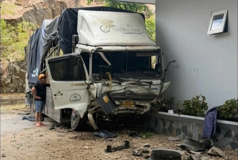 'Xe lao xuống vực núi, va đập như bom nổ, không ai kịp thoát' 'Xe lao xuống vực núi, va đập như bom nổ, không ai kịp thoát'