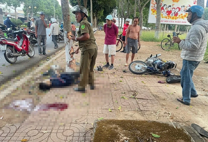 Xe máy chở 3 tông vào gốc cây, 2 thiếu niên tử vong Xe máy chở 3 tông vào gốc cây, 2 thiếu niên tử vong