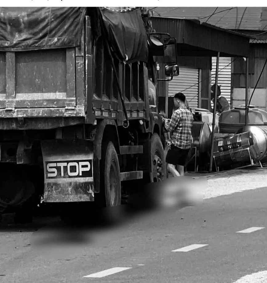 Xe máy điện va chạm ô tô tải, bà cụ 86 tuổi và con tử vong Xe máy điện va chạm ô tô tải, bà cụ 86 tuổi và con tử vong