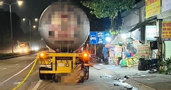 Xe máy găm vào đuôi xe bồn, thợ sửa container tử vong ở TPHCM