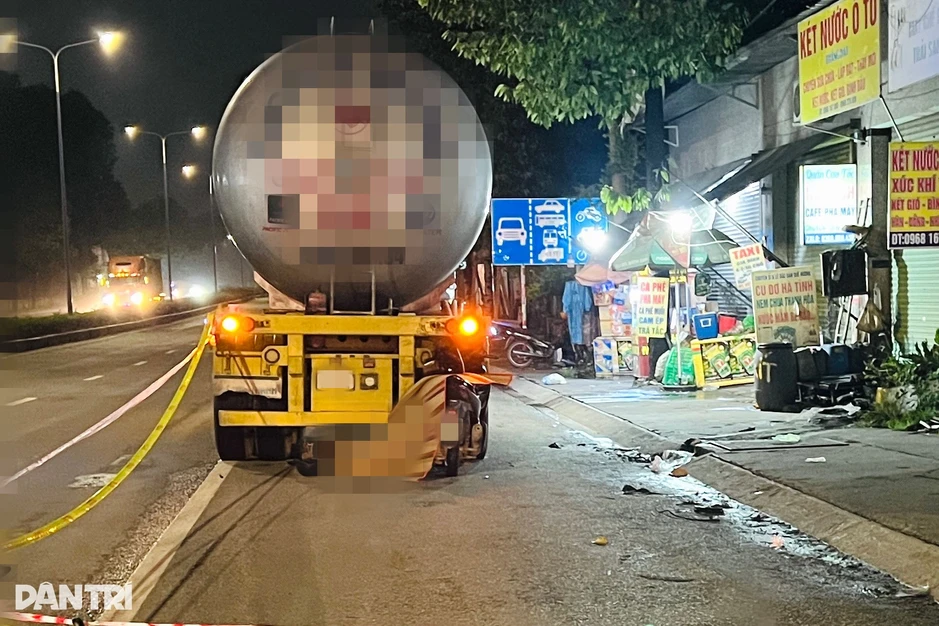 Xe máy găm vào đuôi xe bồn, thợ sửa container tử vong ở TPHCM Xe máy găm vào đuôi xe bồn, thợ sửa container tử vong ở TPHCM