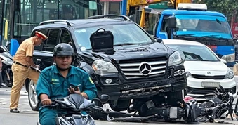 Xe Mercedes mất lái, tông 3 xe máy tại giao lộ ở TPHCM