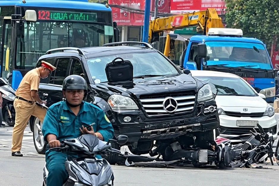 Xe Mercedes mất lái, tông 3 xe máy tại giao lộ ở TPHCM Xe Mercedes mất lái, tông 3 xe máy tại giao lộ ở TPHCM