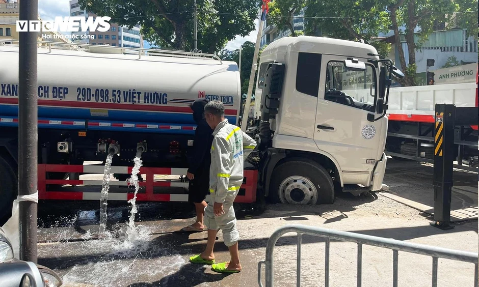 Xe phun nước rửa đường sụt hố giữa ngã tư Tràng thi - Quán Sứ Hà Nội Xe phun nước rửa đường sụt hố giữa ngã tư Tràng thi - Quán Sứ Hà Nội