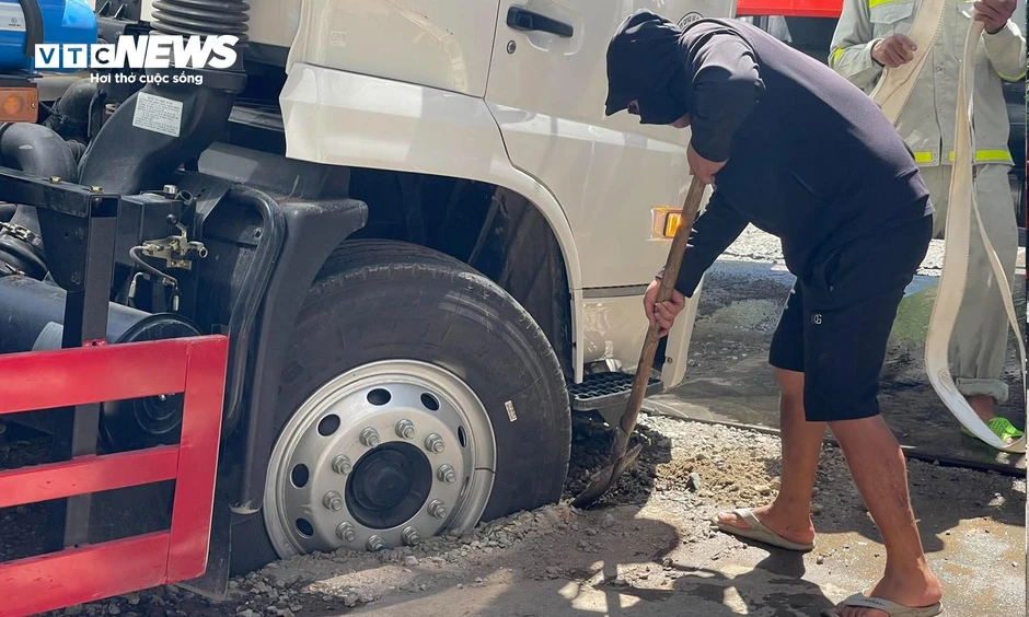 Xe phun nước rửa đường sụt hố giữa ngã tư Tràng thi - Quán Sứ Hà Nội Xe phun nước rửa đường sụt hố giữa ngã tư Tràng thi - Quán Sứ Hà Nội