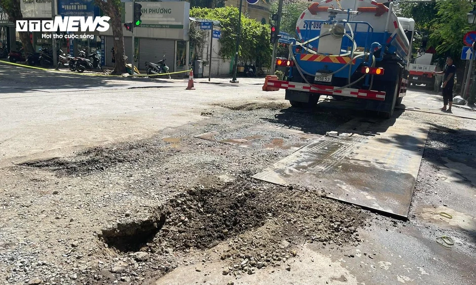 Xe phun nước rửa đường sụt hố giữa ngã tư Tràng thi - Quán Sứ Hà Nội Xe phun nước rửa đường sụt hố giữa ngã tư Tràng thi - Quán Sứ Hà Nội