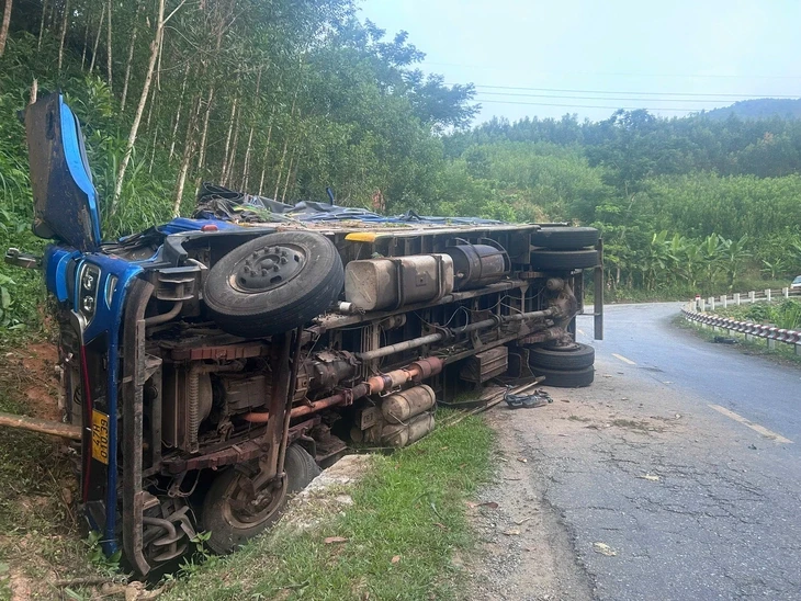 Xe tải lật trên đèo Vi Ô Lăk, 2 người tử vong Xe tải lật trên đèo Vi Ô Lăk, 2 người tử vong