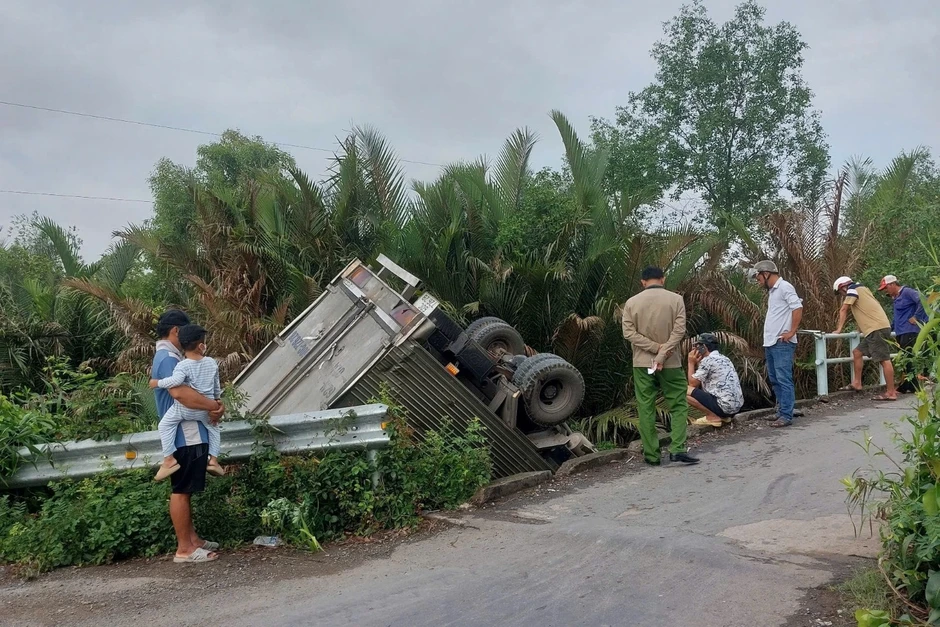 Xe tải cắm đầu xuống kênh sau cú tông thành cầu, tài xế nguy kịch Xe tải cắm đầu xuống kênh sau cú tông thành cầu, tài xế nguy kịch