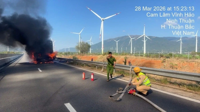 Xe tải cháy trên cao tốc Cam Lâm Vĩnh Hảo gây kẹt xe hơn 1 km Xe tải cháy trên cao tốc Cam Lâm Vĩnh Hảo gây kẹt xe hơn 1 km