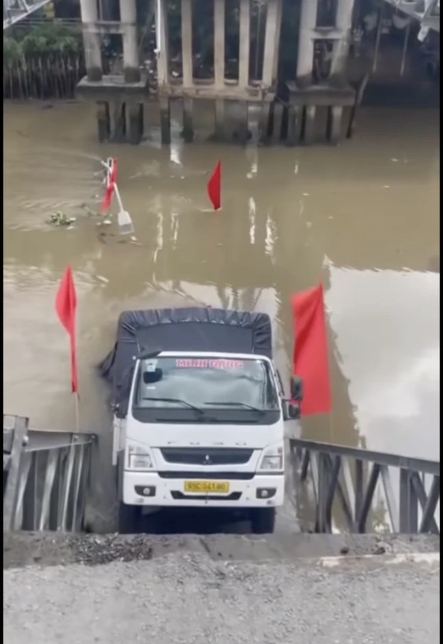 Xe tải chở gạo làm sập cầu ở Cần Thơ Xe tải chở gạo làm sập cầu ở Cần Thơ