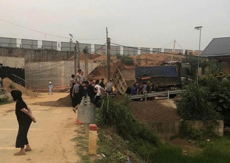 Xe tải đổ nghiêng đè bé trai 7 tuổi tử vong Xe tải đổ nghiêng đè bé trai 7 tuổi tử vong