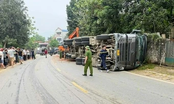 Xe tải lật, đè chết hai người